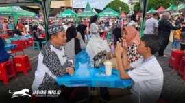 Sejumlah warga memadati area Wisata Kuliner Ramadan di kawasan Megamas, Manado, Senin (02/03/2026). Foto : Istimewa