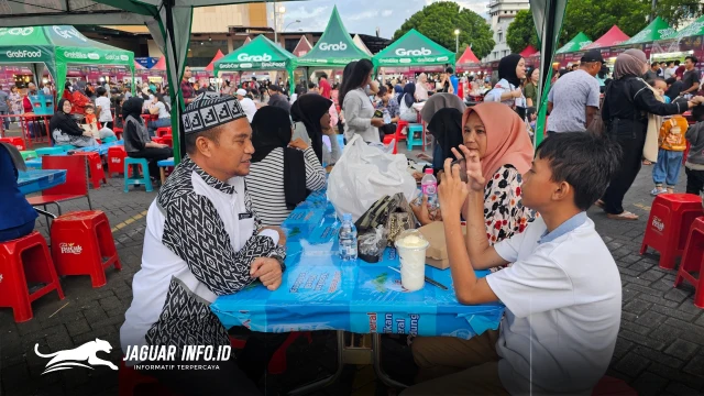 Sejumlah warga memadati area Wisata Kuliner Ramadan di kawasan Megamas, Manado, Senin (02/03/2026). Foto : Istimewa