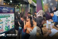 Sejumlah warga rela mengantre panjang untuk melakukan penukaran botol plastik voucher makanan senilai Rp25.000 di area Wisata Kuliner Ramadan 2026, Manado, Senin (02/03/2026). Foto : Istimewa