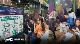 Sejumlah warga rela mengantre panjang untuk melakukan penukaran botol plastik voucher makanan senilai Rp25.000 di area Wisata Kuliner Ramadan 2026, Manado, Senin (02/03/2026). Foto : Istimewa