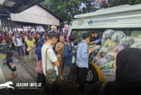 Warga Manado terlihat mengantre dengan tertib di depan mobil kas keliling untuk melakukan penukaran uang baru BI Sulut di Kawasan Megamas, Senin (02/03/2026). Foto : Istimewa