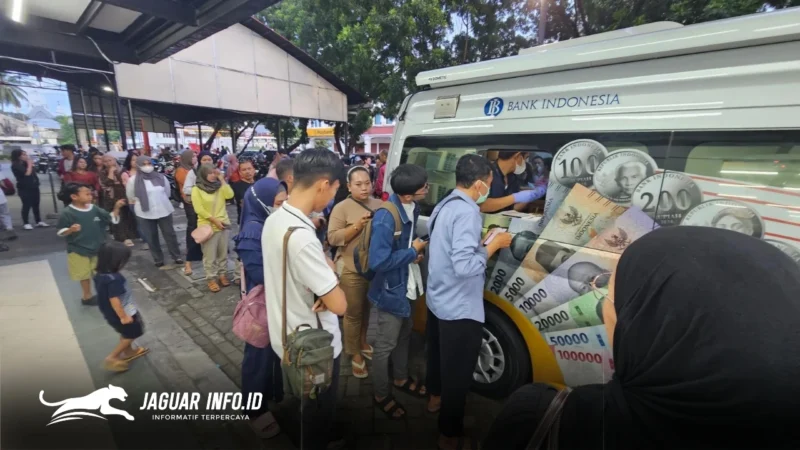 Warga Manado terlihat mengantre dengan tertib di depan mobil kas keliling untuk melakukan penukaran uang baru BI Sulut di Kawasan Megamas, Senin (02/03/2026). Foto : Istimewa
