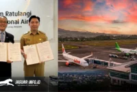 Bupati Sangihe, Michael Thungari dan GM Bandara Sam Ratulangi, Radityo Ari Purwoko berfoto bersama usai menyepakati kerja sama promosi pariwisata daerah. Foto : Humas Bandara