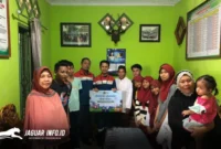 Perwira Integrated Terminal (IT) Kendari berfoto bersama pengurus dan anak-anak binaan Panti Asuhan Sultan Al-Amin usai penyaluran Santunan Ramadhan Pertamina Patra Niaga di Kelurahan Andonouhu, Kota Kendari, Sulawesi Tenggara, Selasa (3/3/2026). Foto Pertamina 