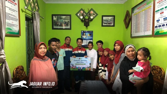 Perwira Integrated Terminal (IT) Kendari berfoto bersama pengurus dan anak-anak binaan Panti Asuhan Sultan Al-Amin usai penyaluran Santunan Ramadhan Pertamina Patra Niaga di Kelurahan Andonouhu, Kota Kendari, Sulawesi Tenggara, Selasa (3/3/2026). Foto Pertamina 