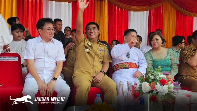 Gubernur Sulawesi Utara, Yulius Selvanus, melambaikan tangan kepada ribuan warga yang memadati Kawasan Pecinan Manado saat membuka perayaan Cap Go Meh 2577 Kongzili, Selasa (3/3/2026). Foto Istimewa