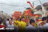 Seorang Tangsin melakukan atraksi di atas usungan Kio saat melintasi Kawasan Pecinan dalam perayaan Cap Go Meh Manado 2577 Kongzili, Selasa (03/03/2026). Foto Istimewa