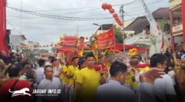 Seorang Tangsin melakukan atraksi di atas usungan Kio saat melintasi Kawasan Pecinan dalam perayaan Cap Go Meh Manado 2577 Kongzili, Selasa (03/03/2026). Foto Istimewa