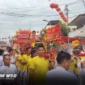 Seorang Tangsin melakukan atraksi di atas usungan Kio saat melintasi Kawasan Pecinan dalam perayaan Cap Go Meh Manado 2577 Kongzili, Selasa (03/03/2026). Foto Istimewa