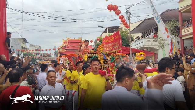 Seorang Tangsin melakukan atraksi di atas usungan Kio saat melintasi Kawasan Pecinan dalam perayaan Cap Go Meh Manado 2577 Kongzili, Selasa (03/03/2026). Foto Istimewa