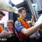 Pebalap Honda di MotoGP, Joan Mir (kiri) dan Luca Marini (kanan), disambut dengan pengalungan bunga setibanya di Bali, Minggu (2/3/2026). Kedatangan dua rider HRC ini bertujuan untuk mengenal budaya lokal sekaligus menyapa komunitas sepeda motor Honda sebelum berlaga di GP Brasil. (Foto: Dok. AHM)