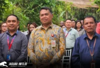 Kepala OJK Sulut Gorontalo, Robert Sianipar (tengah), berfoto bersama para narasumber dan pimpinan lembaga jasa keuangan usai memaparkan kinerja sektor jasa keuangan triwulan I di Rumah Alam Manado, Jumat (04/03/2026). Foto Istimewa