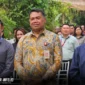 Kepala OJK Sulut Gorontalo, Robert Sianipar (tengah), berfoto bersama para narasumber dan pimpinan lembaga jasa keuangan usai memaparkan kinerja sektor jasa keuangan triwulan I di Rumah Alam Manado, Jumat (04/03/2026). Foto Istimewa