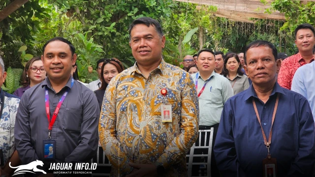 Kepala OJK Sulut Gorontalo, Robert Sianipar (tengah), berfoto bersama para narasumber dan pimpinan lembaga jasa keuangan usai memaparkan kinerja sektor jasa keuangan triwulan I di Rumah Alam Manado, Jumat (04/03/2026). Foto Istimewa