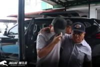 Tabur Kejaksaan Tinggi Sulawesi Utara yang dipimpin Asintel Eri Yudianto (tengah) menggiring terpidana pengrusakan hutan berinisial HPP alias Kiki setibanya di kantor Kejati Sulut, Manado, Minggu (3/5/2026) Foto : Kejati Sulut