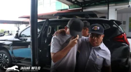 Tabur Kejaksaan Tinggi Sulawesi Utara yang dipimpin Asintel Eri Yudianto (tengah) menggiring terpidana pengrusakan hutan berinisial HPP alias Kiki setibanya di kantor Kejati Sulut, Manado, Minggu (3/5/2026) Foto : Kejati Sulut