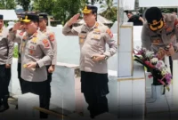 Kapolda Sulawesi Utara, Irjen Pol. Dr. Roycke Harry Langie, S.I.K., M.H., memberikan penghormatan khidmat di depan makam Mayor Benyamin Thomas Sigar, leluhur Presiden RI Prabowo Subianto, di Langowan, Minahasa, Jumat (6/3/2026). Foto : Jurnalis Minahasa