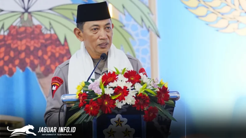 Kapolri Jenderal Listyo Sigit Prabowo memberikan sambutan dalam acara Safari Ramadhan di Mapolda Sumatera Selatan, Palembang, Sabtu (7/3/2026). Foto : Humas Polri