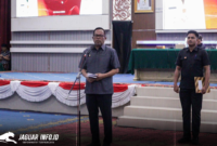 Wakil Wali Kota Richard Sualang saat melantik jajaran pejabat baru guna memaksimalkan pelayanan publik di Aula Pemkot Manado. Foto Humas : Pemkot Manado