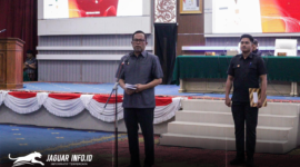 Wakil Wali Kota Richard Sualang saat melantik jajaran pejabat baru guna memaksimalkan pelayanan publik di Aula Pemkot Manado. Foto Humas : Pemkot Manado