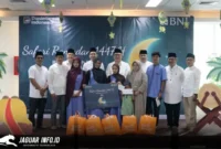 Jajaran manajemen BNI Wilayah 11 Suluttenggomalut berfoto bersama anak-anak dari Panti Asuhan Al-Ikhwan usai kegiatan Safari Ramadan di Kantor BNI Wilayah 11, Manado, Senin (9/3/2026). Foto : BNI Manado
