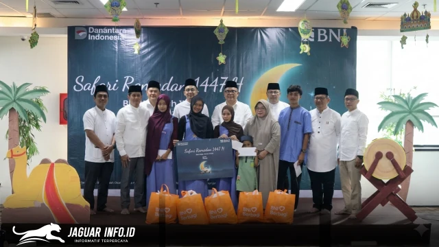 Jajaran manajemen BNI Wilayah 11 Suluttenggomalut berfoto bersama anak-anak dari Panti Asuhan Al-Ikhwan usai kegiatan Safari Ramadan di Kantor BNI Wilayah 11, Manado, Senin (9/3/2026). Foto : BNI Manado