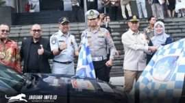 Direktur Utama Jasa Raharja Muhammad Awaluddin (tengah) berfoto bersama Dirgakkum Korlantas Polri Brigjen Faizal (kiri) dan Dirjen Perhubungan Darat Kemenhub Dr. Drs. Aan Suhanan (kanan) usai melepas Tim Ekspedisi Elshinta di Gedung Korlantas Polri, Jakarta, Jumat (6/3/2026). Foto : Jasaraharja