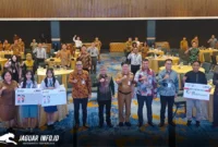 Sekretaris Daerah Minahasa Utara, Novly G. Wowiling (tengah), berfoto bersama Bupati Gorontalo, Sofyan Puhi, Deputi Kepala Perwakilan Bank Indonesia Sulawesi Utara, Renold Asri, dan Kepala OJK Sulutgoro, Robert H.P. Sianipar, usai penandatanganan komitmen bersama dalam High Level Meeting TPID, TP2DD, dan TPKAD di Minahasa Utara, Rabu (11/3/2026). FOTO : BI Sulut