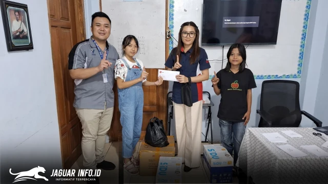 Perwakilan manajemen PT Daya Adicipta Wisesa menyerahkan bantuan alat tulis dan dana tunai kepada pengelola PKBM Denny SMART di Manado, Senin (9/3/2026). Foto : PT DAW