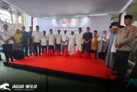 Wakil Wali Kota Manado Richard Sualang (tengah) berfoto bersama jajaran manajemen Coca-Cola Indonesia, tokoh agama FKUB, dan Sekretaris Kota Manado Steaven Dandel usai acara Buka Puasa Bersama Lintas Agama di Masjid Nurul Huda, Ketang Baru, Manado. Foto : Istimewa