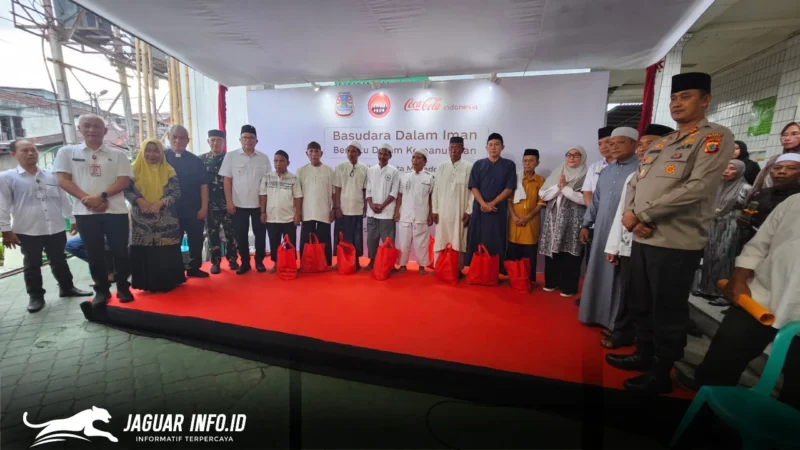 Wakil Wali Kota Manado Richard Sualang (tengah) berfoto bersama jajaran manajemen Coca-Cola Indonesia, tokoh agama FKUB, dan Sekretaris Kota Manado Steaven Dandel usai acara Buka Puasa Bersama Lintas Agama di Masjid Nurul Huda, Ketang Baru, Manado. Foto : Istimewa