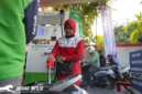 Petugas SPBU melayani pengisian BBM Pertamax Turbo kepada pelanggan di salah satu SPBU Kota Makassar. (Foto: Dok. Pertamina)
