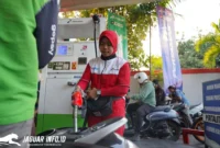 Petugas SPBU melayani pengisian BBM Pertamax Turbo kepada pelanggan di salah satu SPBU Kota Makassar. (Foto: Dok. Pertamina)