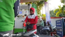 Petugas SPBU melayani pengisian BBM Pertamax Turbo kepada pelanggan di salah satu SPBU Kota Makassar. (Foto: Dok. Pertamina)