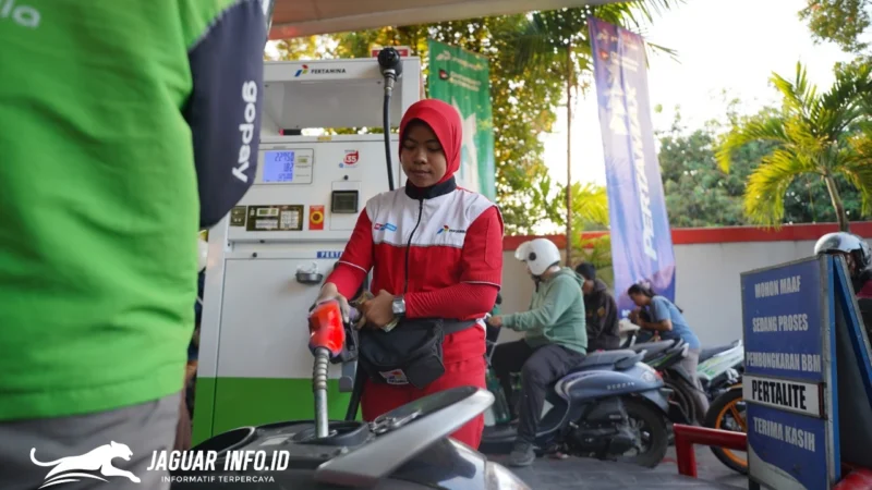 Petugas SPBU melayani pengisian BBM Pertamax Turbo kepada pelanggan di salah satu SPBU Kota Makassar. (Foto: Dok. Pertamina)