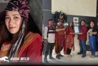 Sintia Bojoh saat mendaftarkan diri sebagai calon Ketua PWI Sulut dengan mengenakan busana adat Kabasaran di Kantor PWI Sulut, Manado. Foto : Istimewa 