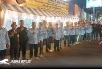 Personel Panji Yosua PKB GMIM Galilea Teling berjejer rapi di depan pos pengamanan jembatan kuning Manado usai melakukan pengamanan pawai malam takbiran, Jumat (20/3/2026).