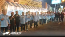 Personel Panji Yosua PKB GMIM Galilea Teling berjejer rapi di depan pos pengamanan jembatan kuning Manado usai melakukan pengamanan pawai malam takbiran, Jumat (20/3/2026).