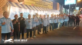 Personel Panji Yosua PKB GMIM Galilea Teling berjejer rapi di depan pos pengamanan jembatan kuning Manado usai melakukan pengamanan pawai malam takbiran, Jumat (20/3/2026).
