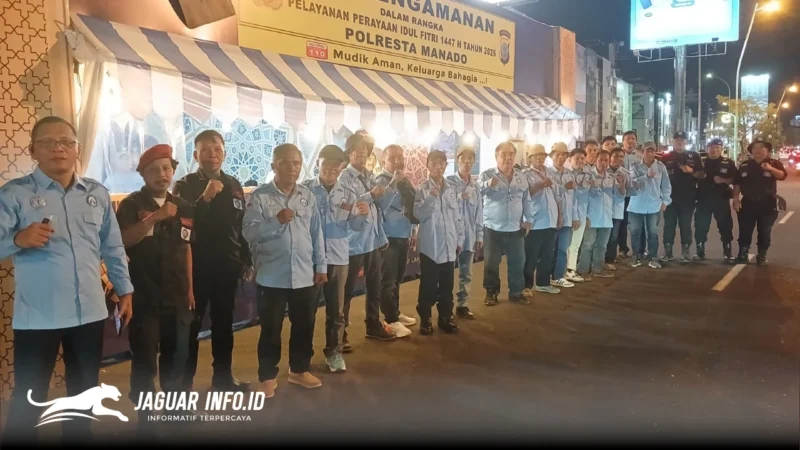 Personel Panji Yosua PKB GMIM Galilea Teling berjejer rapi di depan pos pengamanan jembatan kuning Manado usai melakukan pengamanan pawai malam takbiran, Jumat (20/3/2026).