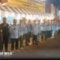 Personel Panji Yosua PKB GMIM Galilea Teling berjejer rapi di depan pos pengamanan jembatan kuning Manado usai melakukan pengamanan pawai malam takbiran, Jumat (20/3/2026).