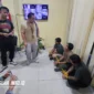 Tiga tersangka sindikat pencurian Toyota Fortuner lintas pulau saat menjalani pemeriksaan di ruang tahanan Mapolda Sulut usai dijemput dari Balikpapan. Foto Istimewa