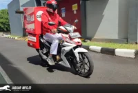 Petugas Astra Honda Care bersiap di atas sepeda motor layanan untuk menuju lokasi konsumen guna memberikan bantuan darurat teknis di jalan. (Dok. DAW)