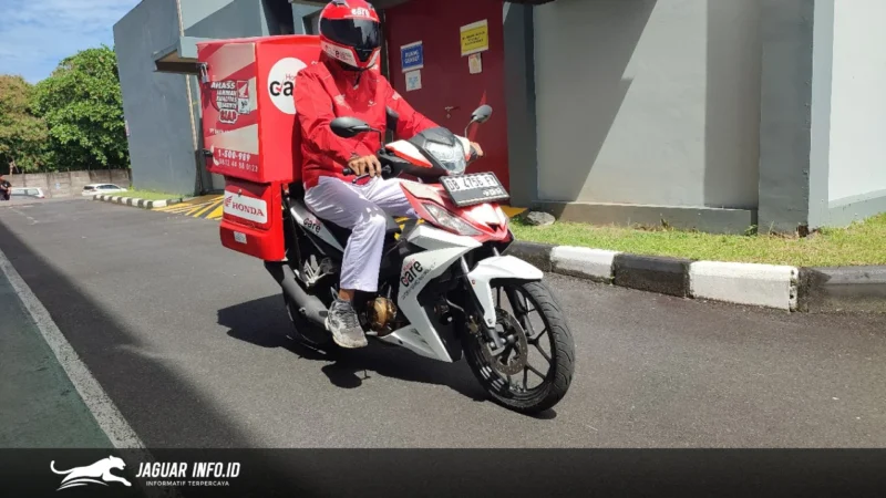 Petugas Astra Honda Care bersiap di atas sepeda motor layanan untuk menuju lokasi konsumen guna memberikan bantuan darurat teknis di jalan. (Dok. DAW)