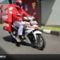 Petugas Astra Honda Care bersiap di atas sepeda motor layanan untuk menuju lokasi konsumen guna memberikan bantuan darurat teknis di jalan. (Dok. DAW)