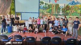 Perwakilan Sahabat Kapolda Sulut memberikan bantuan kepada pengurus Panti Asuhan J. Lucas.