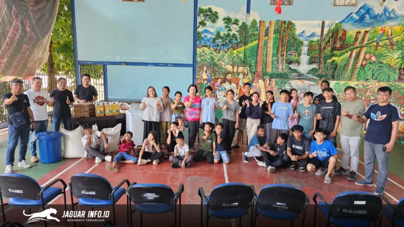 Perwakilan Sahabat Kapolda Sulut memberikan bantuan kepada pengurus Panti Asuhan J. Lucas.