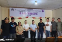 Perwakilan Sahabat Kapolda saat menyerahkan bantuan bahan pokok secara simbolis kepada pengurus panti asuhan di Manado dan Minahasa menjelang Paskah. 