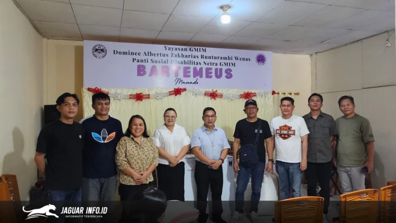 Perwakilan Sahabat Kapolda saat menyerahkan bantuan bahan pokok secara simbolis kepada pengurus panti asuhan di Manado dan Minahasa menjelang Paskah. 