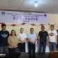 Perwakilan Sahabat Kapolda saat menyerahkan bantuan bahan pokok secara simbolis kepada pengurus panti asuhan di Manado dan Minahasa menjelang Paskah. 